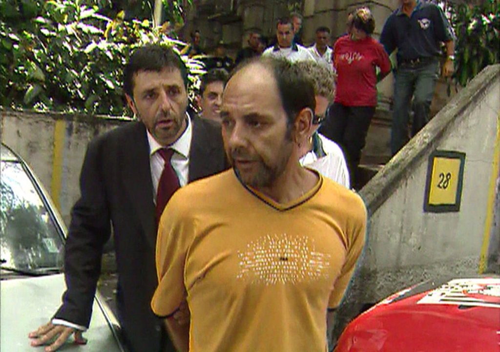Norambuena [de amarelo] e outros presos são levados por policiais — Foto: Reprodução/Arquivo/TV Globo