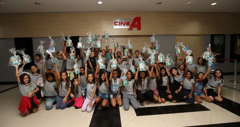 Grupo Correio celebra Dia das Crianças levando estudantes para sessão de cinema
