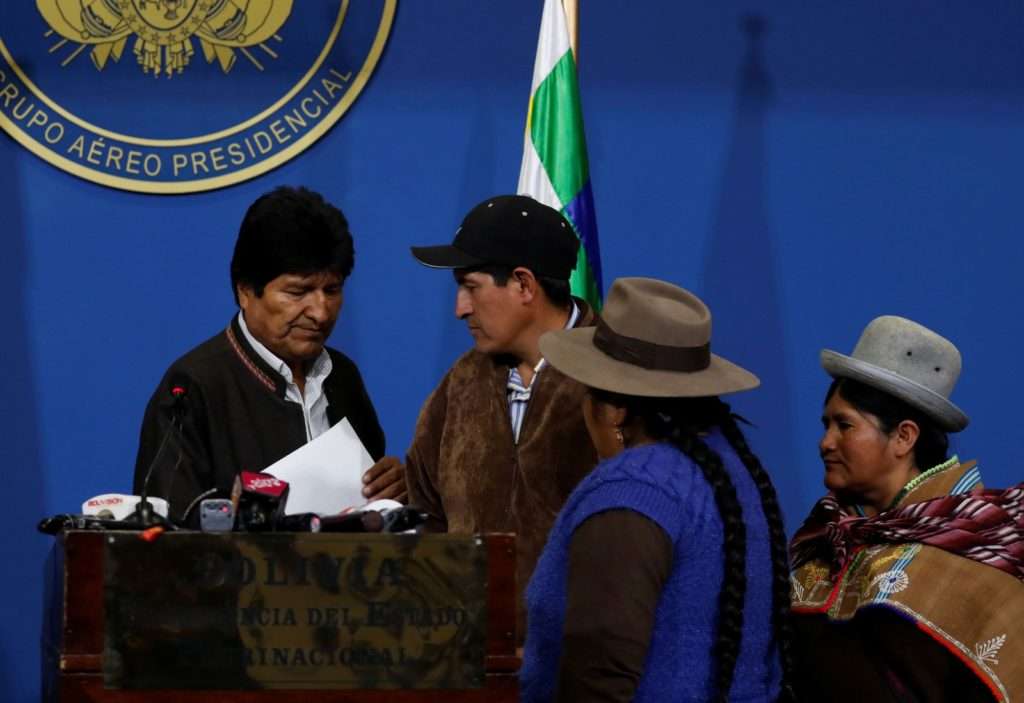 Após renunciar, Evo Morales diz que teve casa atacada e que polícia tem ordem para prendê-lo