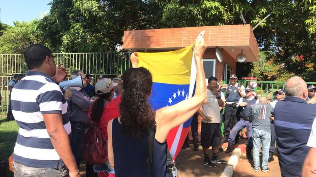 Governo de Nicolás Maduro denuncia 'ataque' à Embaixada da Venezuela em Brasília