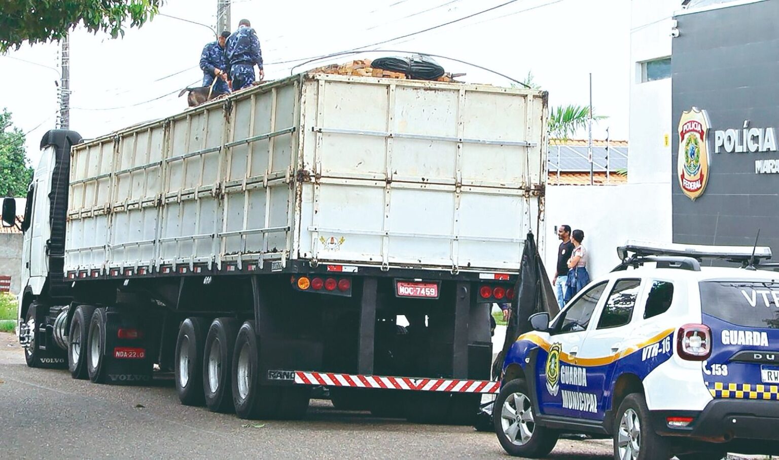 PRF apreende carregamento ilegal de madeira em Marabá