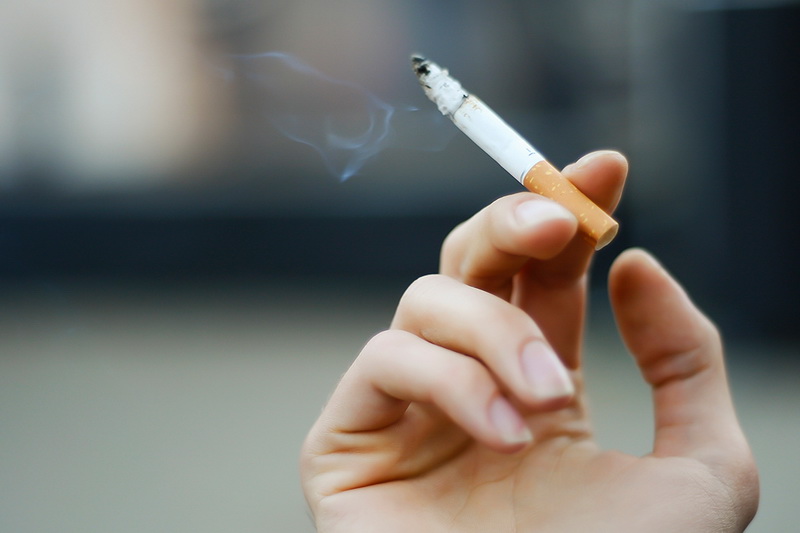 Fumantes e ex-fumantes sentem mais dores que outras pessoas, indica estudo