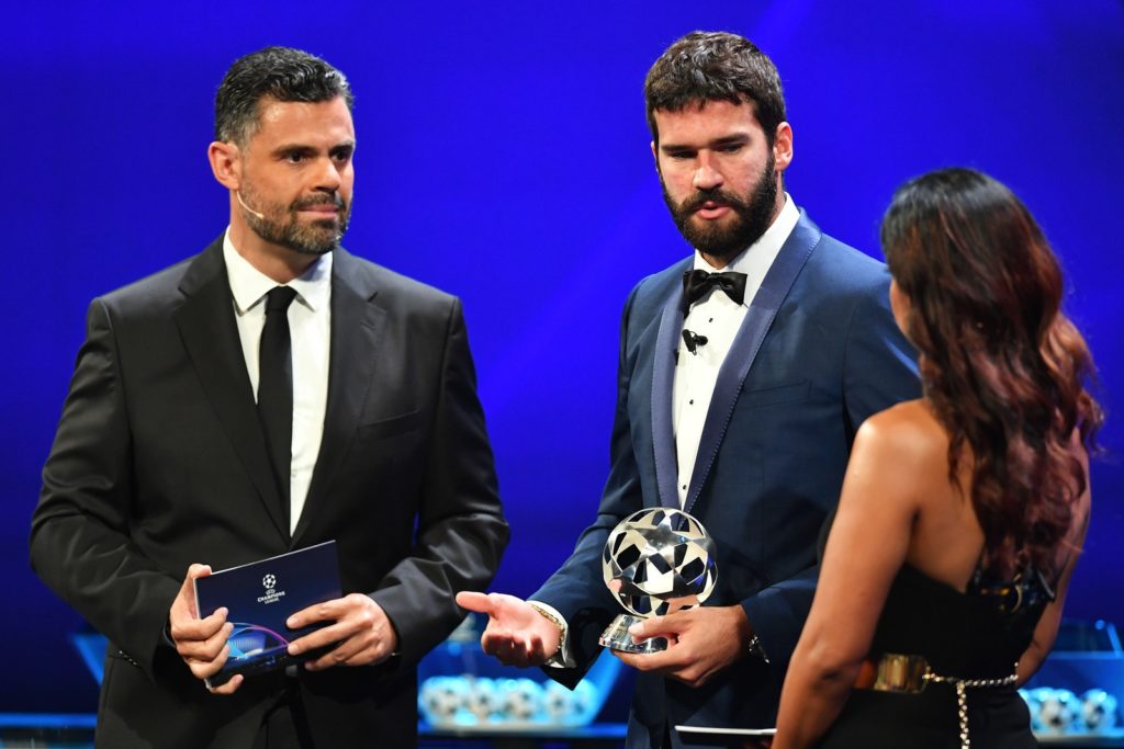Alisson desbanca Lloris e Ter Stegen e leva prêmio de melhor goleiro da Europa