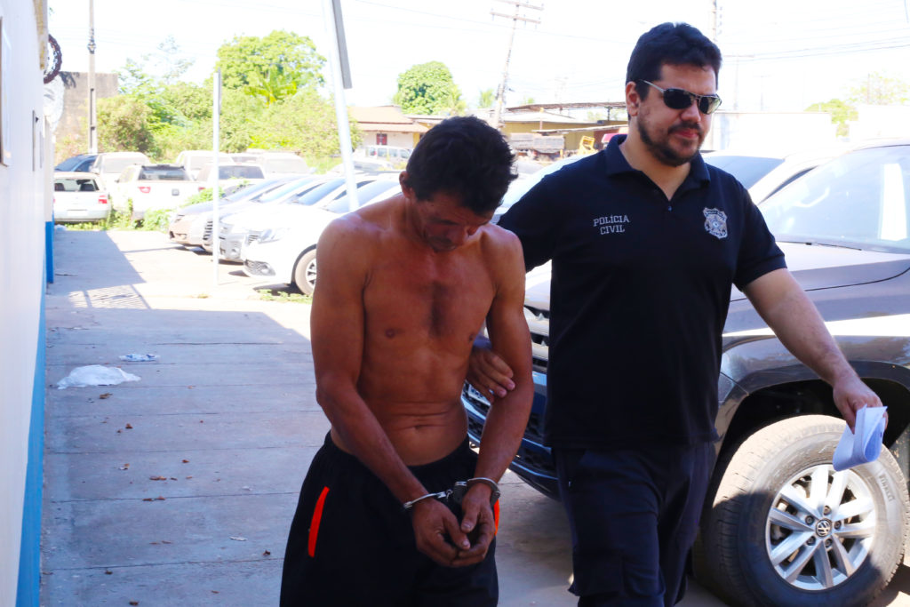 Momento em que Alvino é conduzido por policial para audiência corpo de delito no IML/ Foto: Evangelista Rocha