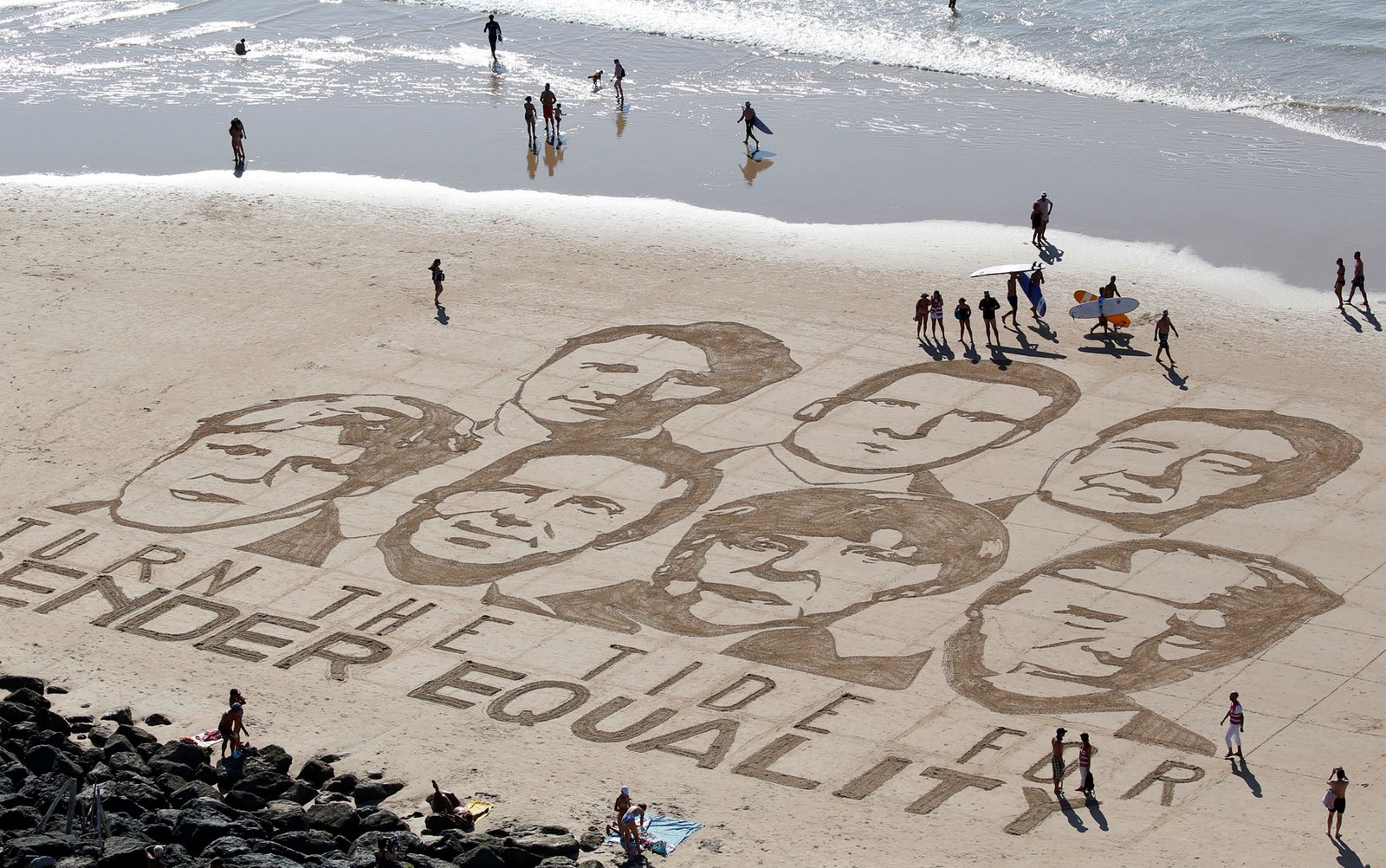 Os rostos dos líderes participantes do G7, reproduzidos na areia pelo artista Sam Dougados, são vistos em praia de Biarritz, na sexta-feira (23) — Foto: Reuters/Regis Duvignau