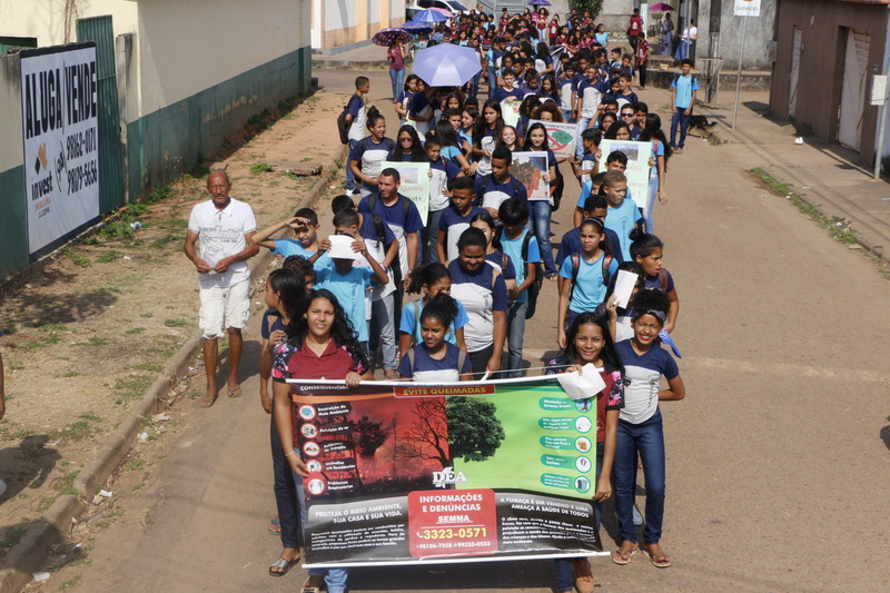 Estudantes durante a passeata de conscientização contra queimadas em Morada Nova