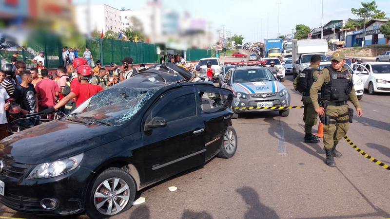 Automóvel da vítima rodopiou várias vezes na pista após ser atingido pela caçamba/ Fotos: Josseli Carvalho e Evangelista Rocha