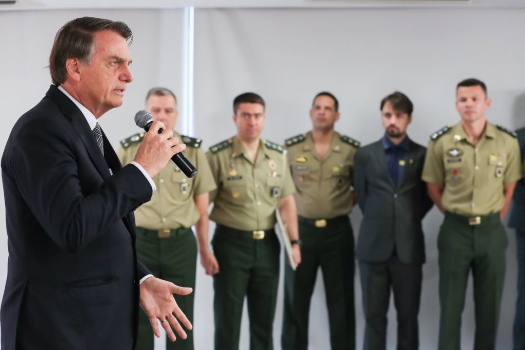 Bolsonaro assina decreto que incentiva servidor ao trabalho voluntário