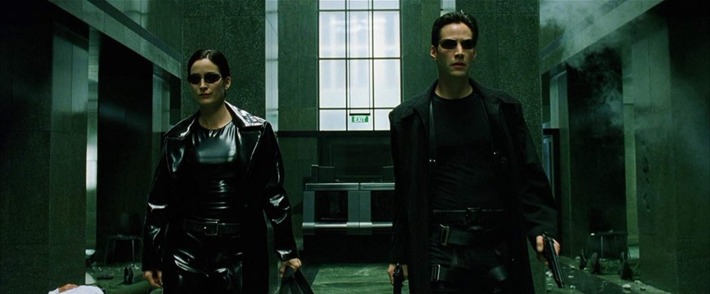 Carrie-Anne Moss e Keanu Reeves estarão juntos novamente em 'Matrix 4'. Na foto, dupla atua no filme de 1999 da franquia — Foto: Divulgação