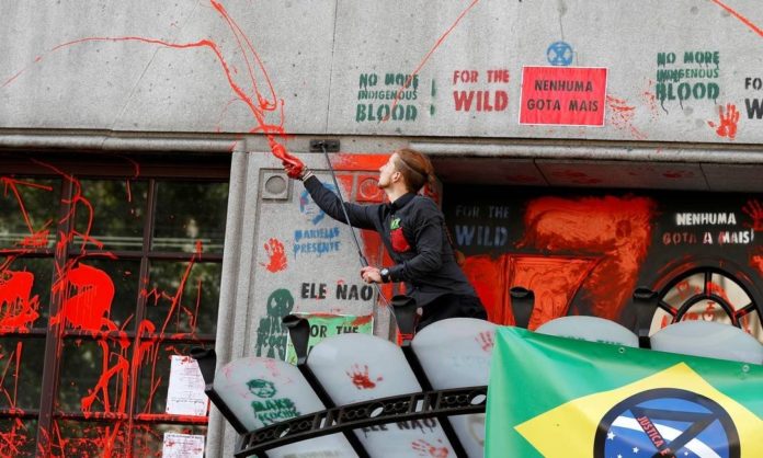 xprotesto-na-embaixada-de-londres.jpg.pagespeed.ic.wmBUVXnBIN