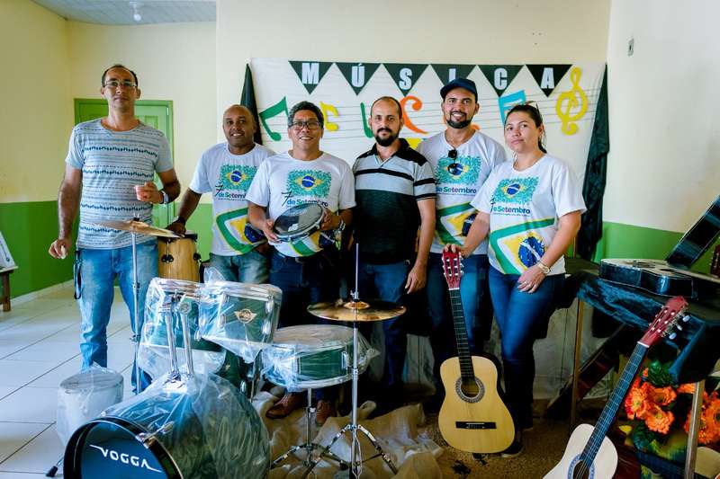Escola da Vila Santa Fé ganha instrumentos musicais para banda