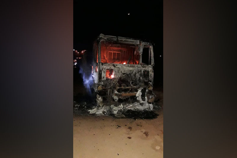 População põe fogo em caminhão que dilacerou corpos de adolescentes na Vila Três Poderes