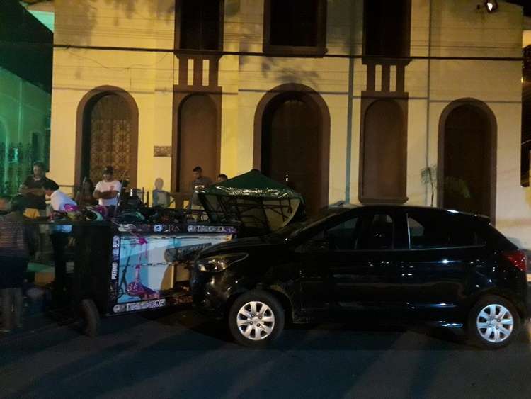 Motorista atropela duas pessoas na Praça “São Félix”
