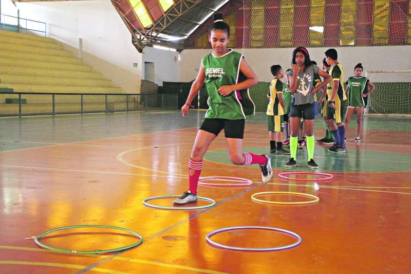Meninas descobrem prazer jogando futsal em projeto educativo