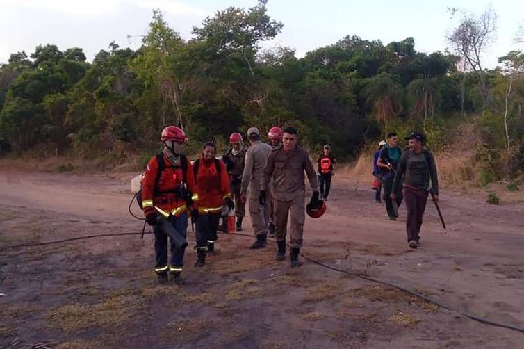 Bombeiros combatem incêndio em parque estadual no Pará