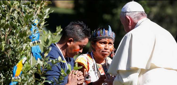 Papa inicia trabalhos do Sínodo e cobra respeito aos índios