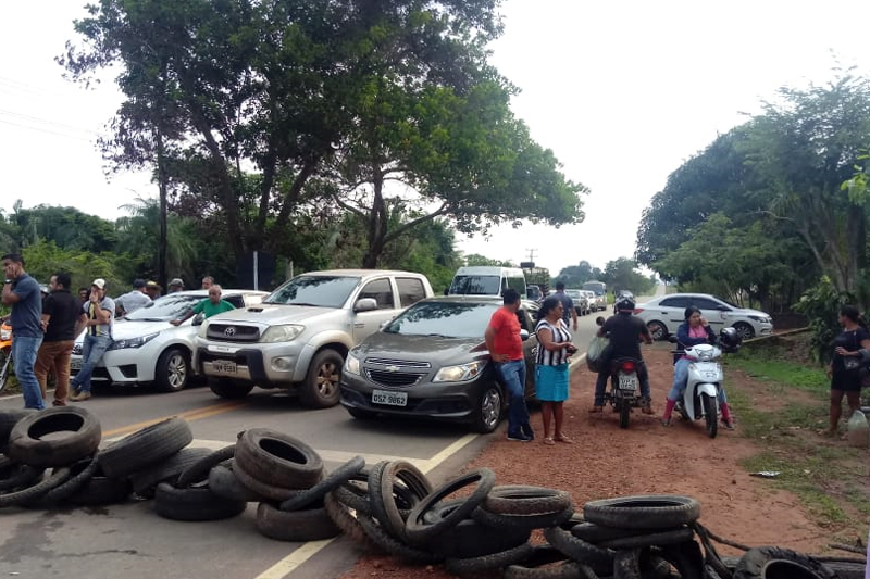 Moradores de Itupiranga fecham BR-230 contra ação do Detran no município