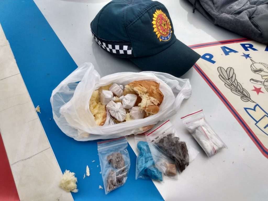 Acusados de tráfico flagrados com droga em um pão francês