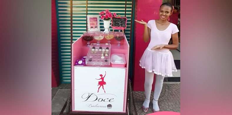 Parauapebas: Aos 22 anos, bailarina sustenta família vendendo doces nas ruas