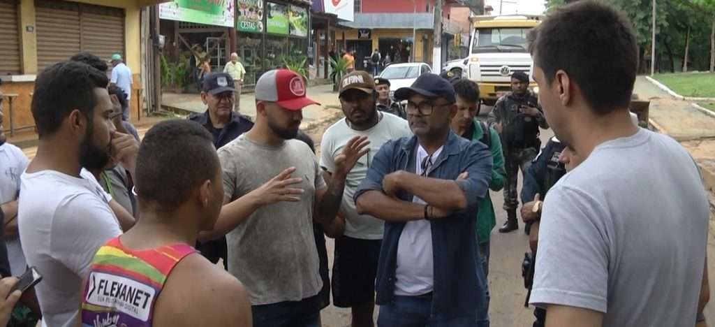 Após protesto, moradores conversam com secretário e desbloqueiam rua