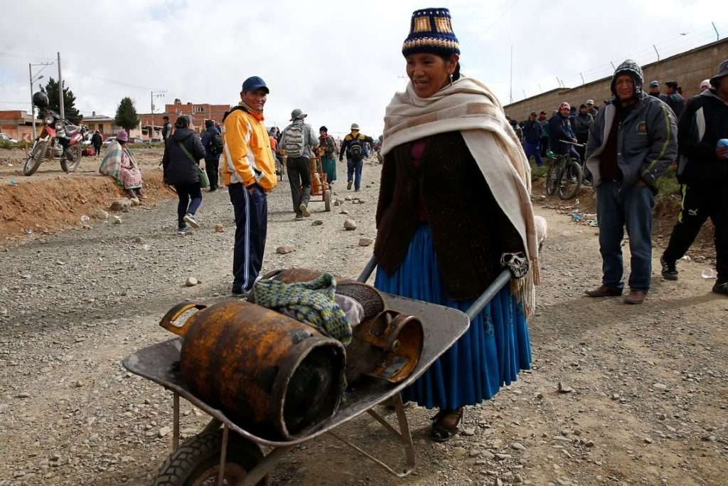 Bolívia transporta alimentos por avião para evitar desabastecimento
