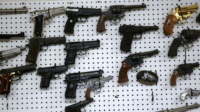 Houve aumento de 12% na quantidade de revólveres e pistolas importadas, e de 574% na importação de fuzis, carabinas, metralhadoras e submetralhadoras/ Foto: Getty Images / BBC News Brasil