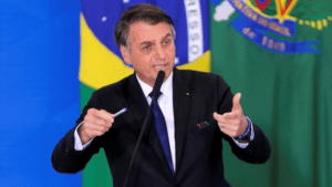 Jair Bolsonaro assinou decreto em maio de 2019 que flexibilizou as regras para a compra de armas no Brasil Foto: Agência Brasil / BBC News Brasil