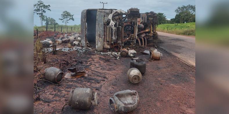 Cenário no local do acidente, na Pa-150, é pós guerra/ Foto: Rede Social