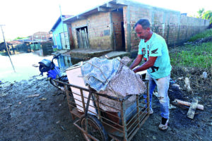 Marcelo Bitencourt, ainda com água perto da calçada, voltava ontem pra casa/ Foto: Evangelista Rocha