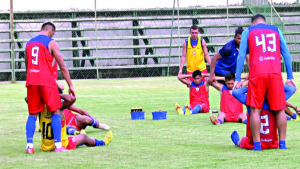 Preparação física também foi reforçada para o gramado pesado de hoje / Foto: Nonato Oliveira/TV Correio