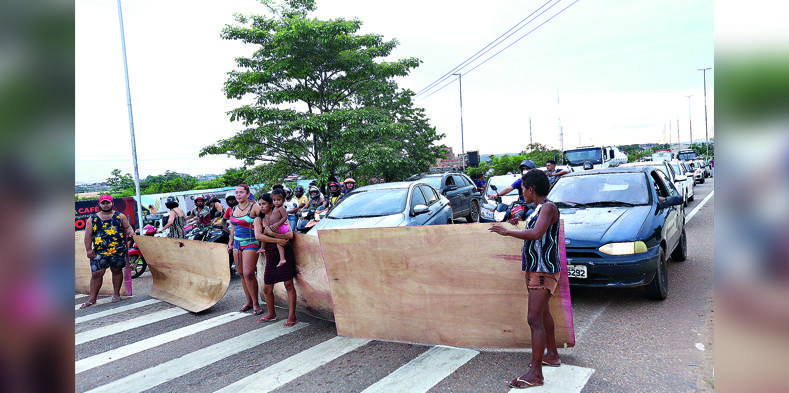 Parte do grupo que realizou o bloqueio na pista / Foto: Evangelista Rocha