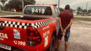 Motorista encontrado com arma foi algemado e conduzido à delegacia/ Foto: Divulgação
