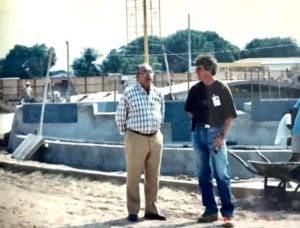 Dr. Veloso com seu secretário de Obras Lucídio Colinetti na obra do Paço Municipal / Fotos: Acervo da Família Veloso