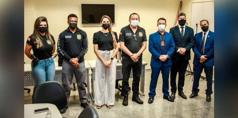 Representantes da Polícia Civil com a promotora de Justiça Agrária, Mariana Sousa / Foto: Divulgação