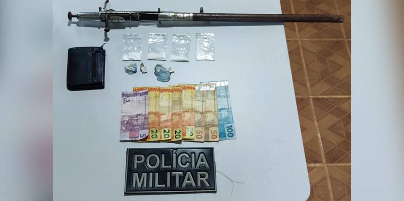Arma de fogo, dinheiro e entorpecentes apreendidos com o suspeito / Foto: Divulgação