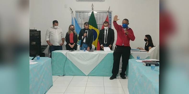 Após proferir o juramento, Potó foi declarado empossado no cargo de vereador de Xinguara / Foto: Divulgação