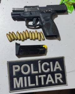 Pistola apreendida com o suspeito que morreu em confronto com os policiais / Foto: Divulgação