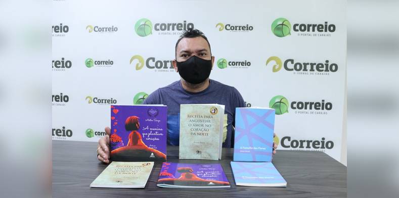 Airton na Redação do Correio de Carajás com os três livros concorrentes da premiação / Foto: Jeferson Pinheiro