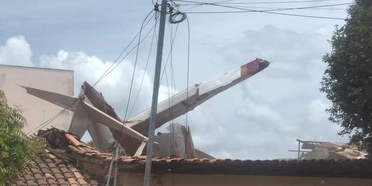 Avião de pequeno porte cai em cima de casa no Maranhão; vídeo - Correio de  Carajás