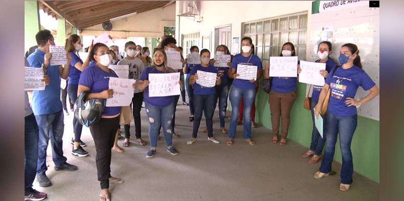 Dezenas de mães se reúnem em frente à Semed e pedem apoio às crianças autistas / Foto: TV Correio