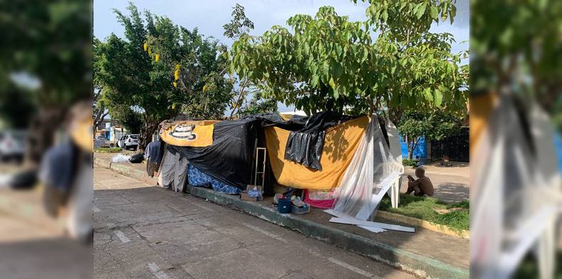 Cerca de dez pessoas estariam morando nesse barraco improvisado no canteiro Avenida Getúlio Vargas / Foto: Ulisses Pompeu