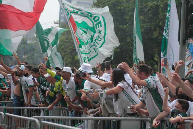 Torcedores do Palmeiras se concentram em frente à academia da equipe, na zona oeste de São Paulo, para apoiar os jogadores e comissão técnica Foto: Matheus Tahan/W9 Press / Estadão