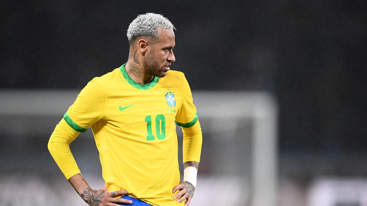 Figurinha especial de Neymar no álbum da Copa do Mundo é vendida