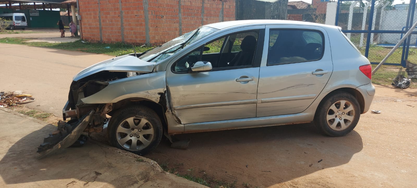 Embriagado condutor atinge ve culo estacionado ferindo um correio de