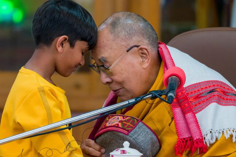 Dalai Lama pede desculpas após pedir a menino que chupasse sua língua ...