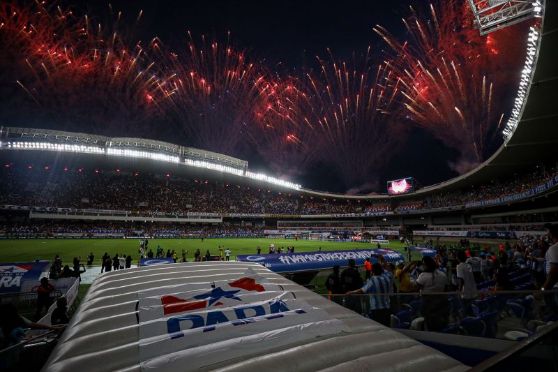 Os torcedores de futebol apoiam o estádio festivo do público do dia do jogo  da seleção nacional durante um jogo torcendo