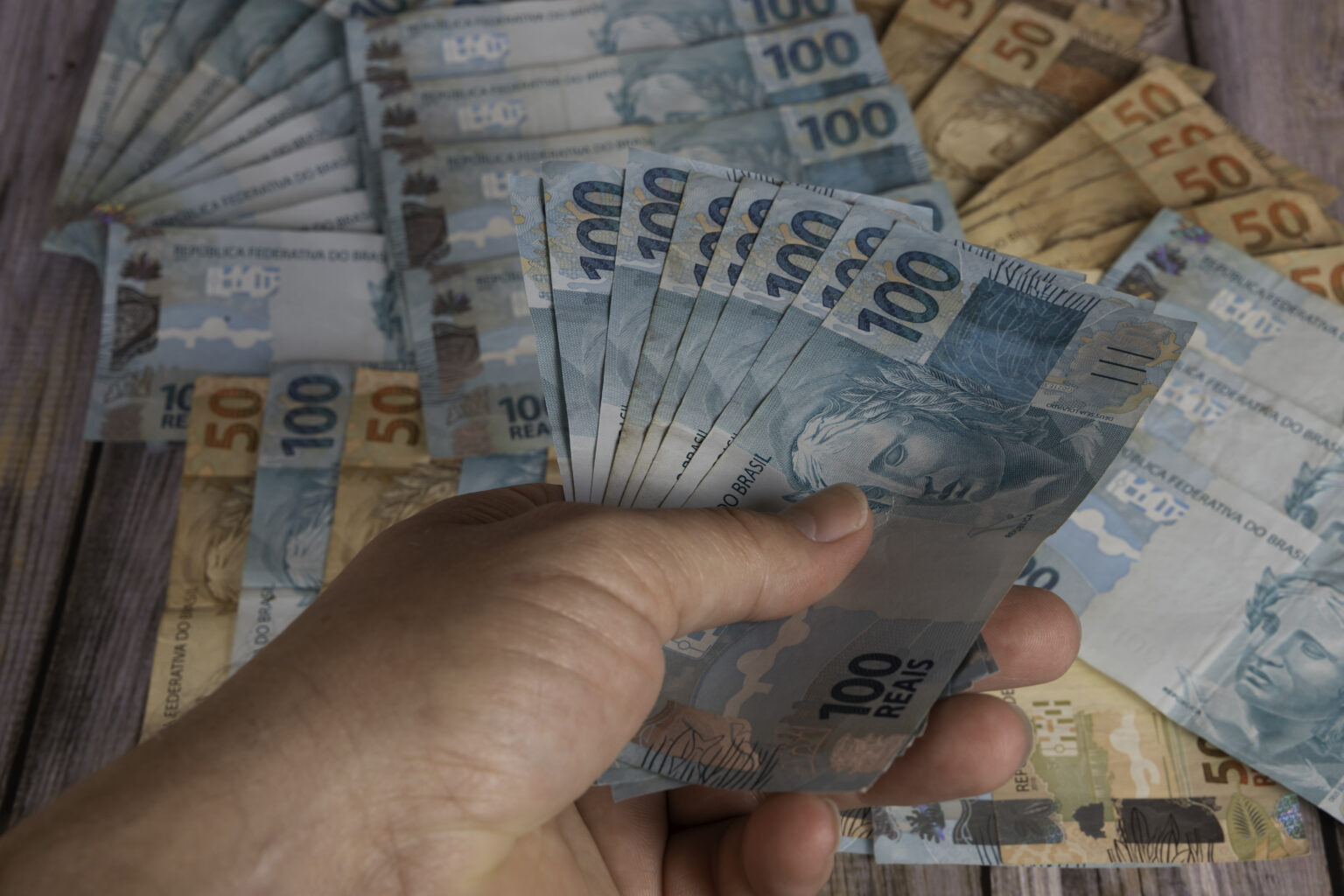 Rendimento médio do brasileiro atinge R$ 3.057 em 2024