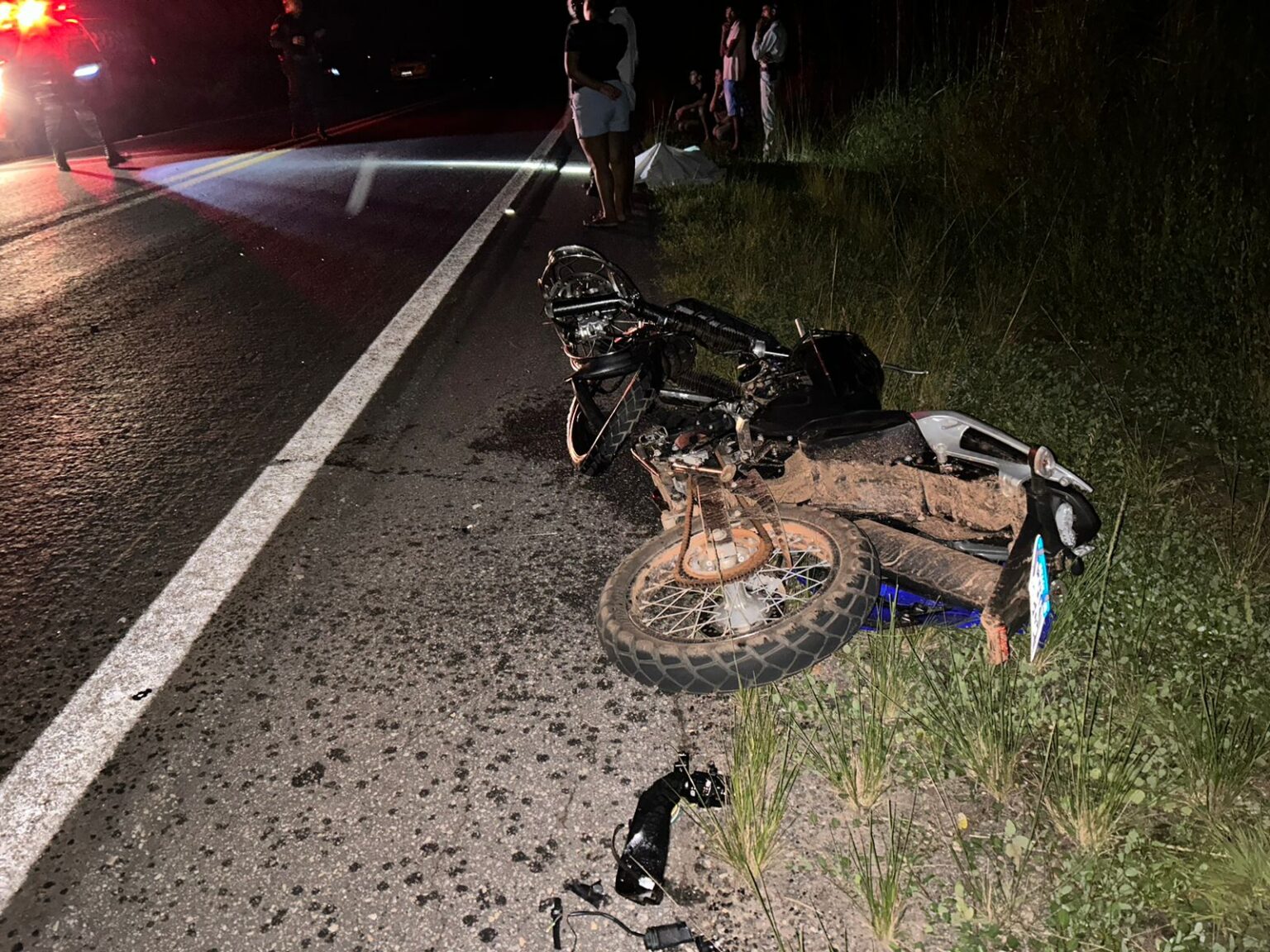 Motociclista morre ao colidir contra caminhão baú