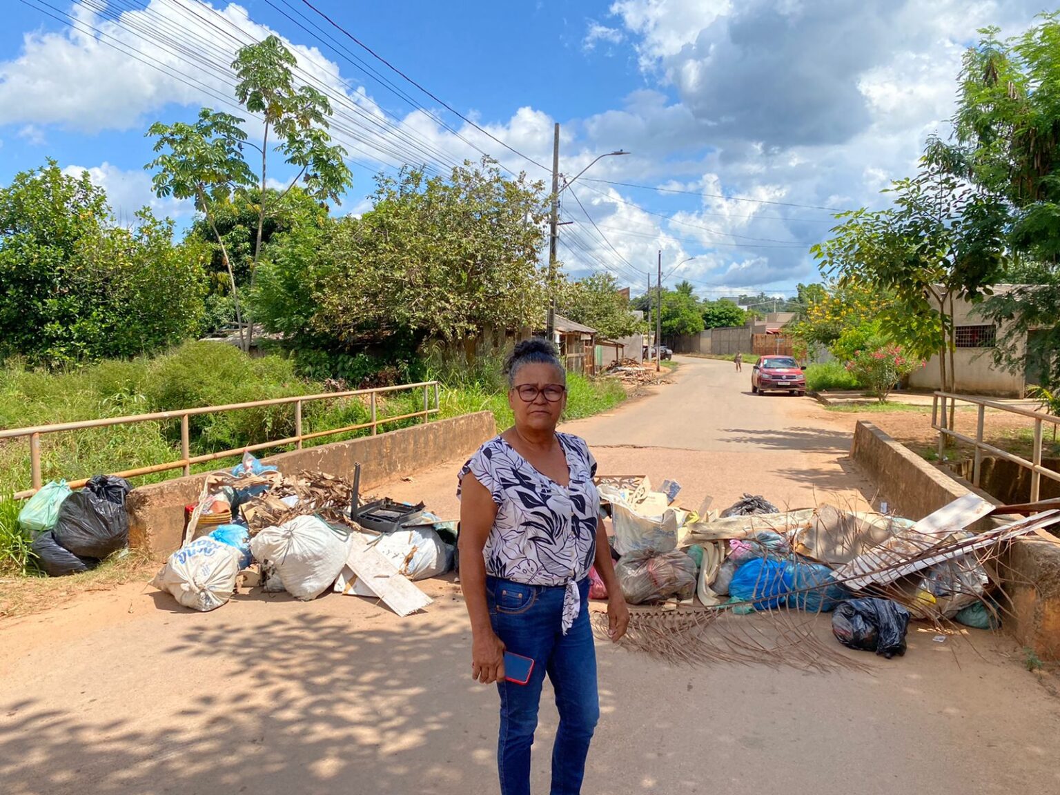 Após atraso em coleta, moradores de Parauapebas interditam rua com sacos de lixo
