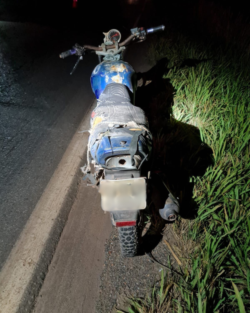 Moto de Moisés Carneiro ficou bastante danificada após o acidente grave